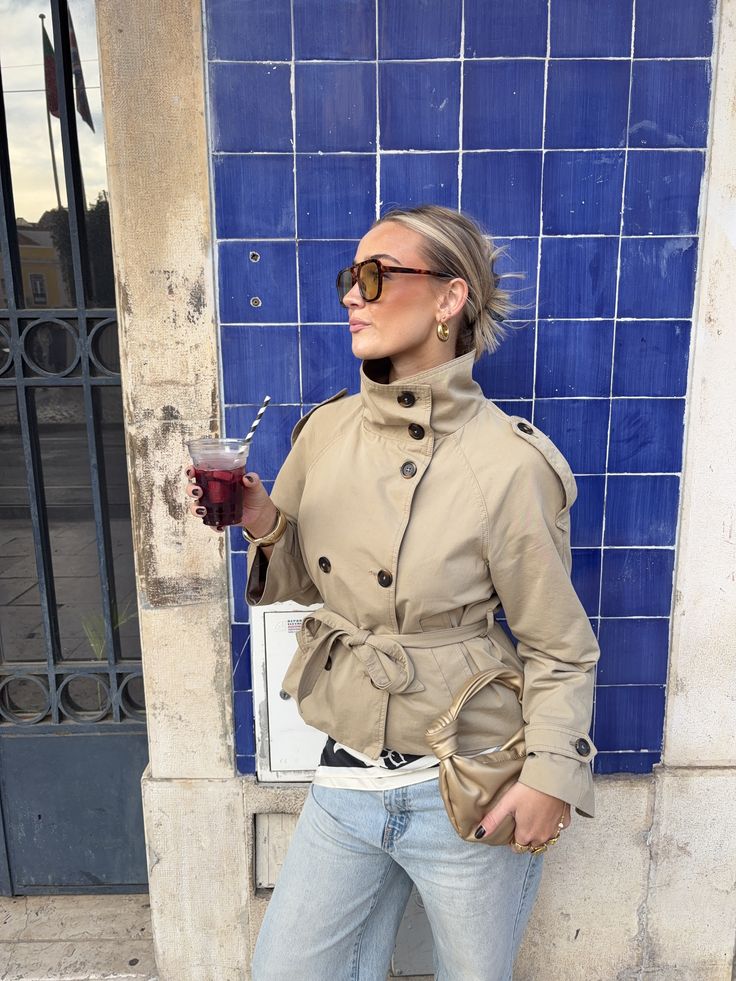 Mara cropped trench coat in beige | SOKYND